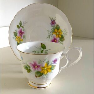 EUC VTG Royal Wessex Bone China Teacup and Saucer in Melody Pattern